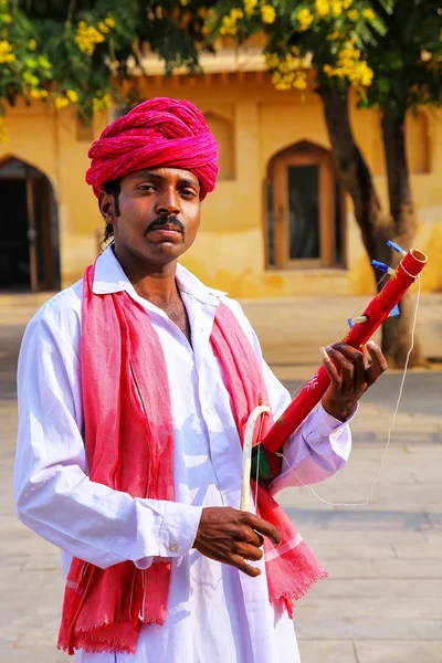 Amber, Indie - 13. listopadu: Neznámý muž hraje ravanahatha jsem — Stock fotografie