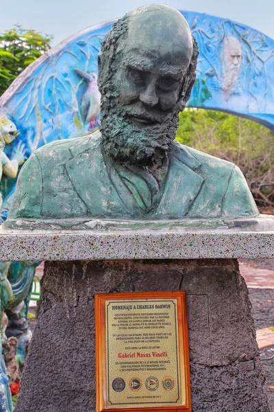 Santa Cruz, Ecuador-23 April: buste van Charles Darwin op Galapag — Stockfoto