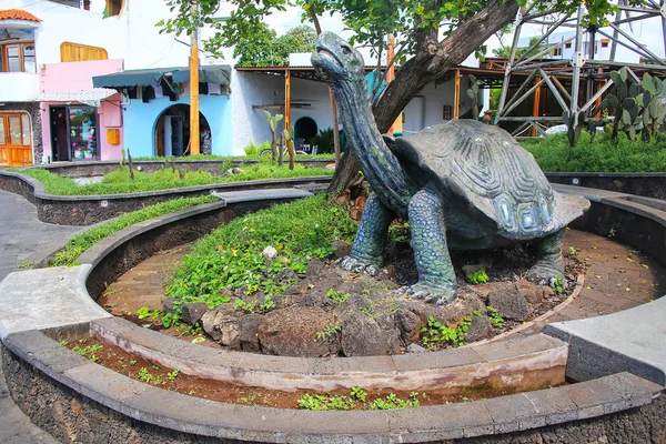 SANTA CRUZ, ECUADOR-ABRIL 23: Estátua de sela tortoi gigante — Fotografia de Stock