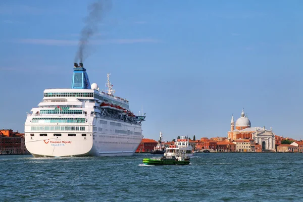 Venice, Olaszország - június 22.: Cruise ship mozgó keresztül lehet Guidecca — Stock Fotó