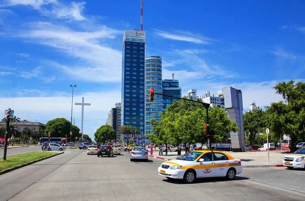 Barrio Tres Cruces de Montevideo con Torre del Congreso, Urug — Foto de Stock