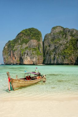 Phi Phi Leh Adası, Krabi Maya koyunda demirlemiş Longtail tekne 