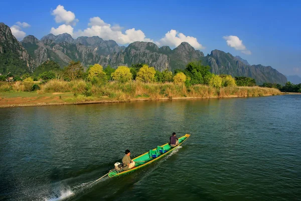 Motorboot bewegt sich auf dem nam song fluss in vang vieng, vientiane prov — Stockfoto