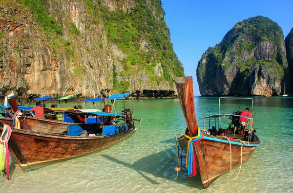 Bateaux à queue longue ancrés à Maya Bay sur l'île Phi Phi Leh, Krabi — Photo