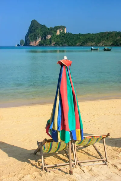 Sonnenschirm und Liegestühle am Strand von ao loh dalum auf phi phi don islan — Stockfoto