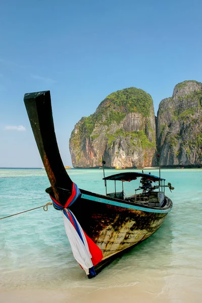 Longtail boat anchored at Maya Bay on Phi Phi Leh Island, Krabi — Stock Photo, Image