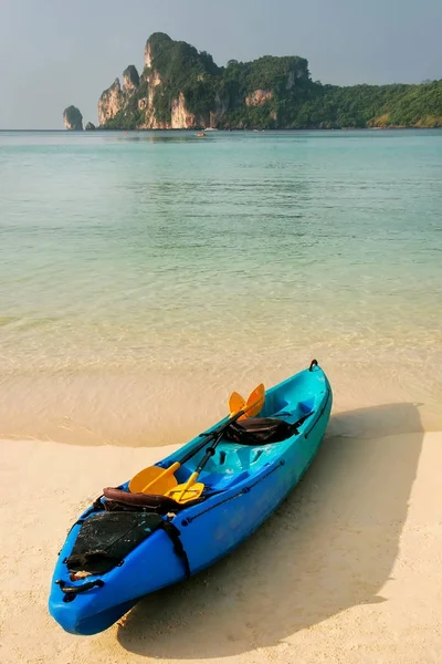 Färgglada kajak på Ao Loh Dalum-stranden på ön Phi Phi Don, Krab — Stockfoto