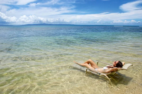 Ung kvinna i bikini ligga i en solstol på Taveuni Island, Fi — Stockfoto