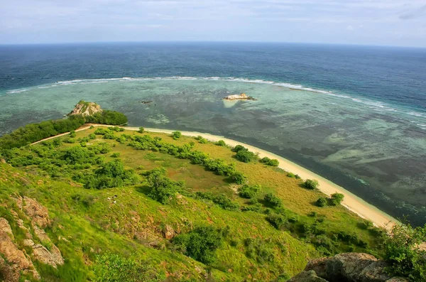 Kustlijn van Kanawa eiland in de Floreszee, Nusa Tenggara, Indones — Stockfoto