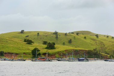 Komodo Natio adasında ile geleneksel balıkçı tekneleri