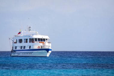 Espanola Adası Gardner koyunda demirlemiş tipik turizm yat, 