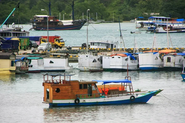 Barche ancorate alla città di Labuan Bajo sull'isola di Flores, Nusa Tengg — Foto Stock