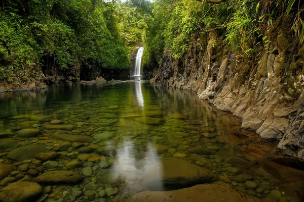 Cachoeira de Wainibau no final do Passeio Litoral de Lavena em Taveuni — Fotografia de Stock