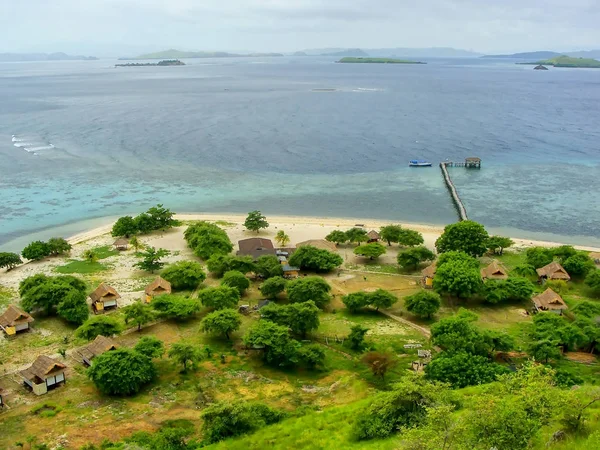 Costa de la Isla Kanawa en el Mar de Flores, Nusa Tenggara, Indones — Foto de Stock