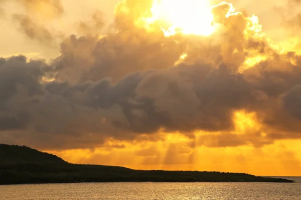 Salida del sol en Isla Española, Parque Nacional Galápagos, Ecuador . —  Fotos de Stock
