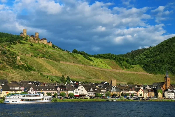 Alken město na řece Moselle v Porýní-Falc, Německo. — Stock fotografie