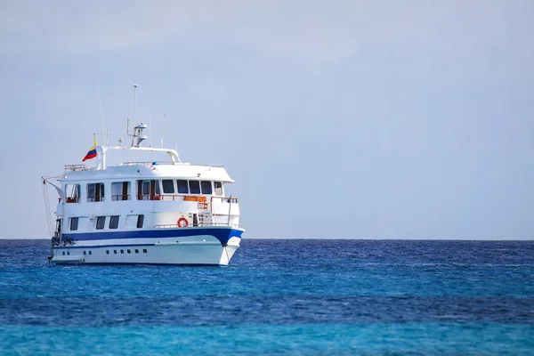 Typisk turist yacht förankrade vid Gardner Bay, Espanola Island, — Stockfoto