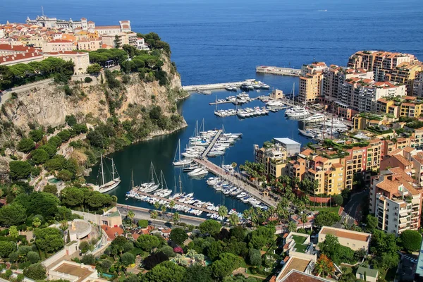 Вид на город Монако и Фонвию с яхтенной мариной в Монако . — стоковое фото