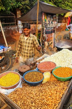 Agra, Hindistan - 10 Kasım: Kimliği belirsiz Kin, patlamış mısır satıyor