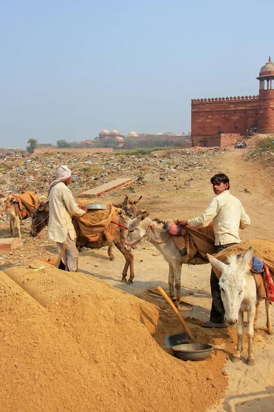 FATEHPUR SIKRI, INDIA-ENERO 30: Hombres no identificados de pie con do — Foto de Stock