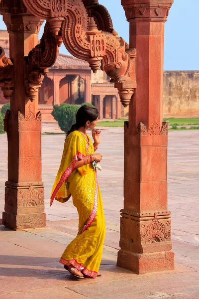 法塔赫 Sikri, 印度-1月30日: 不明身份的妇女站在 — 图库照片