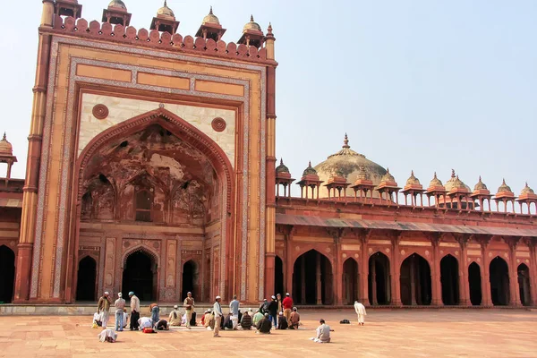 FATEHPUR SIKRI, INDIA-ENERO 30: Personas no identificadas oran en th —  Fotos de Stock