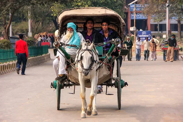 AGRA, INDE-29 JANVIER : Des personnes non identifiées montent dans une charrette à cheval — Photo