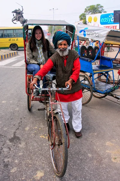 阿格拉, 印度-1月29日: 不明身份的人驾驶三轮车 — 图库照片