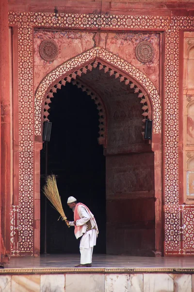 FATEHPUR SIKRI, INDIA-JANUARY 30: Unidentified man sweeps courty — Stock Photo, Image