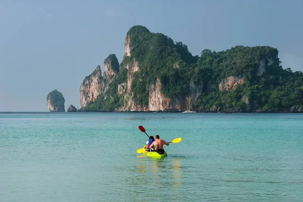 KRABI, THAILAND - NOVEMBER 30: Unidentified people kayak at Ao L — Stock Photo, Image