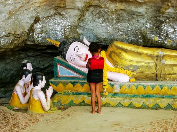 VANG VIENG, LAOS - NOVEMBER 27: Interior of Tham Sang temple (El — Stock Photo, Image