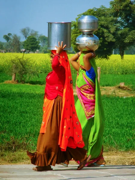 AGRA, INDIA-FEBRUARY 1: Unidentified women carry water jugs on t — Stock Photo, Image