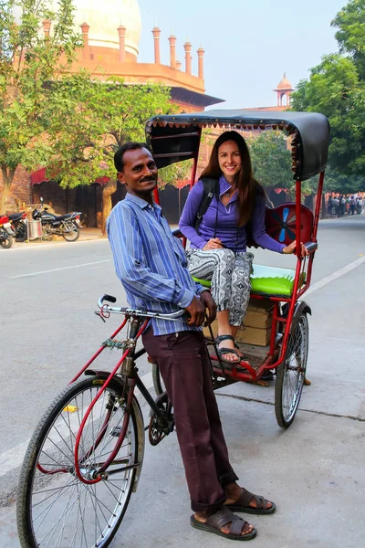 Agra, Indie - 8. listopadu: Neznámý muž stojí v jeho rikša — Stock fotografie