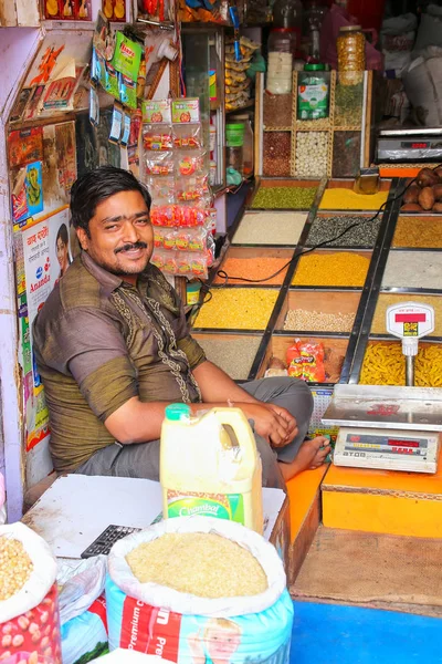 FATEHPUR SIKRI, INDIA-NOVEMBRE 9: Uomo non identificato vende spezie — Foto Stock