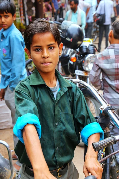 Chico local parado en el mercado callejero en Fatehpur Sikri, Uttar — Foto de Stock