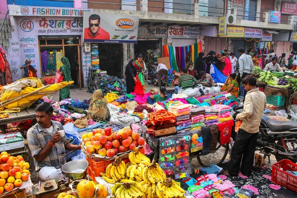 AGRA, INDIA-8 DE NOVIEMBRE: Personas no identificadas que venden bienes en el — Foto de Stock