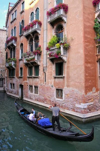 Venice, Olaszország-június 21: Azonosítatlan személyek kört gondola Ju — Stock Fotó