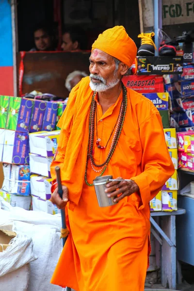 AGRA, INDIA - NOVEMBER 10: Unidentified man begs at Kinari Bazaa — Stock Photo, Image