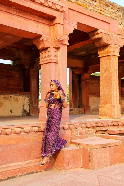 Fa에 Fatehpur Sikri, 인도-11 월 9: 정체 불명된의 여자 산책 — 스톡 사진