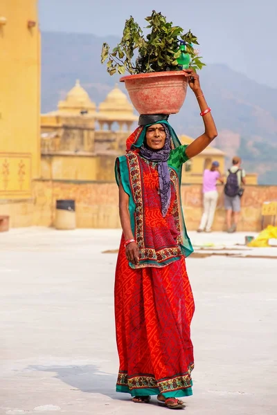 AMBER, INDIA - 13 DE NOVIEMBRE: Una mujer no identificada camina con una olla —  Fotos de Stock