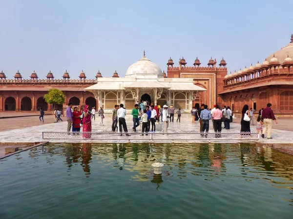 FATEHPUR SIKRI, INDE-9 NOVEMBRE : Des personnes non identifiées se trouvent en f — Photo