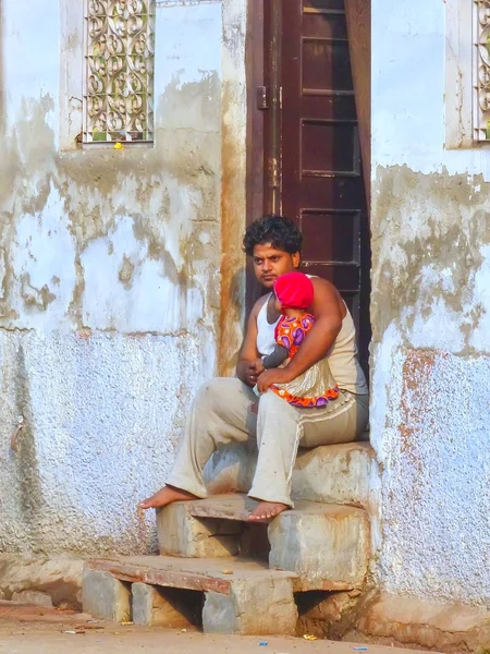 AGRA, INDIA - 8 DE NOVIEMBRE: Un hombre no identificado con una niña se sienta en un — Foto de Stock