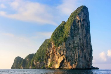 Kireçtaşı kayalıklarla Adası Phi Phi Leh, Krabi il, Tayland