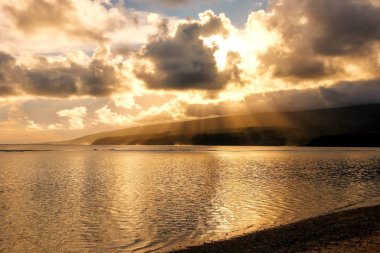 Taveuni Island, Fiji Lavena köyde ışınları ile günbatımı