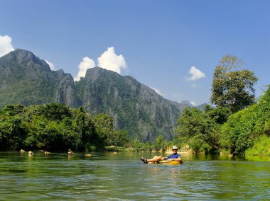 Karstik tarafından çevrili bir tüp Nam şarkı nehirden aşağı gidiş turizm 