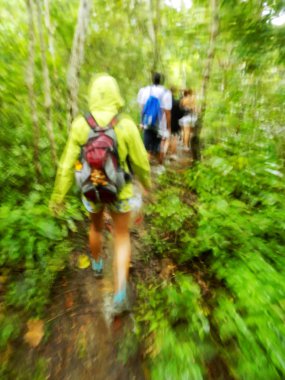 Yağmur (bulanık hareket) Rinca adada hiking turist Ko