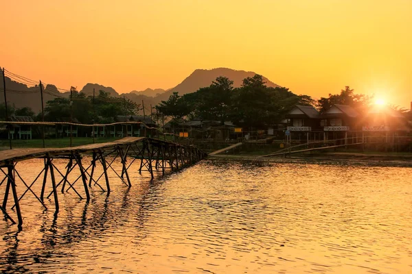 Nam Song River avec pont en bois au coucher du soleil à Vang Vieng, Laos — Photo