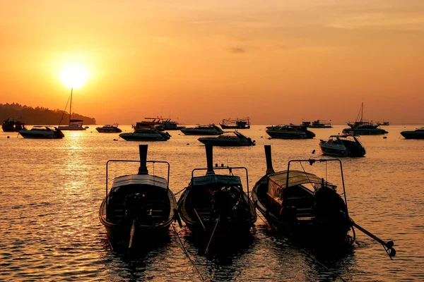 Sylwetki longtail łodzi o wschodzie słońca na Ao Ton Sai, Phi Phi Don — Zdjęcie stockowe