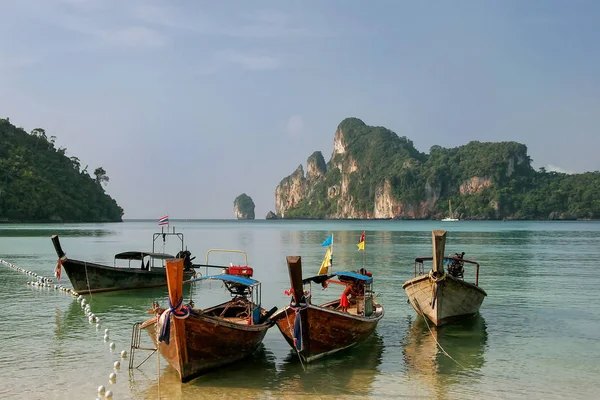 Bateaux à queue longue ancrés à la plage d'Ao Loh Dalum sur Phi Phi Don Isl — Photo