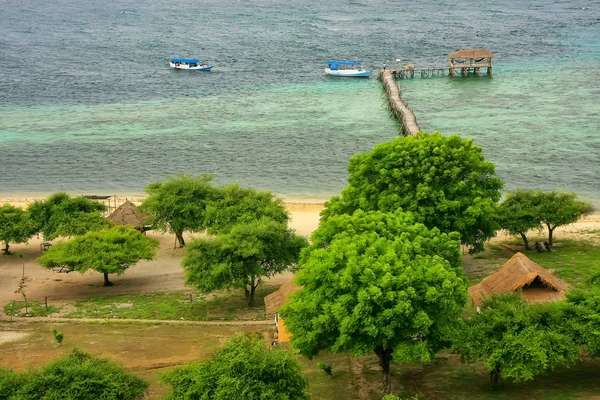 Costa de la Isla Kanawa en el Mar de Flores, Nusa Tenggara, Indones — Foto de Stock
